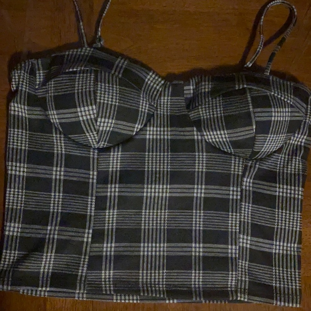 I’m sells a crop top the brand name is Liz & sara the color is black and white